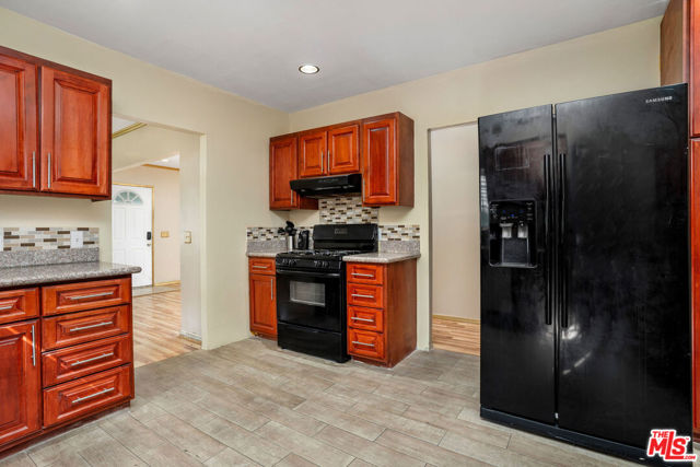 8740 La Salle Avenue, Los Angeles CA: https://media.crmls.org/mediaz/8cc4ba31-61d5-4ad0-8011-e3416bd09f16.jpg