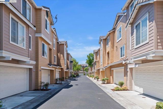 4682 Central Pkwy, Dublin CA: https://media.crmls.org/mediaz/8cc51f69-0506-4898-b8a8-78182fdebdb7.jpg