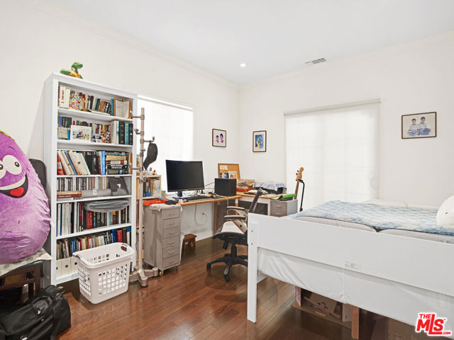 3148 W 11th Street, Los Angeles CA: https://media.crmls.org/mediaz/8cc5fbf8-f032-42b3-9b64-77d53517fa64.jpg