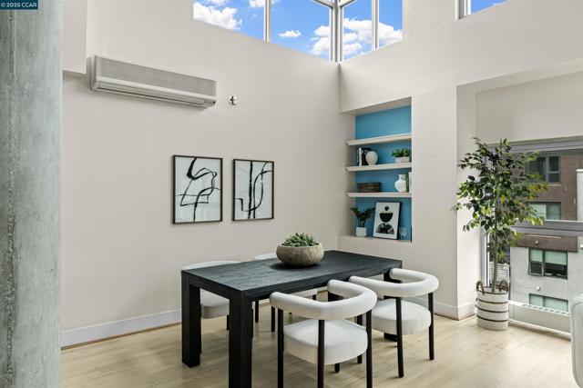 311 Oak St, Oakland CA: https://media.crmls.org/mediaz/8cc6abe6-a6fd-4988-ac2d-bd3958199094.jpg