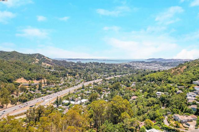 21 Red Rock Way, San Rafael CA: https://media.crmls.org/mediaz/8cc7abdb-a254-4369-9a04-840410057d23.jpg