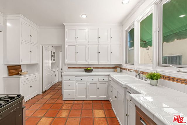 10815 Rochester Avenue, Los Angeles CA: https://media.crmls.org/mediaz/8cc80e5f-3eb7-4208-b280-bcf7a9d2c7ab.jpg