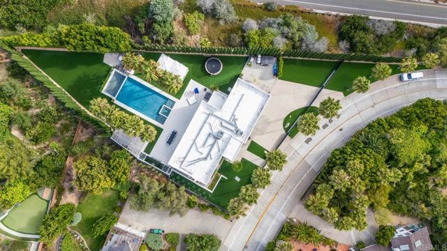 7713 Esterel Dr, La Jolla CA: https://media.crmls.org/mediaz/8cc892c3-5a2f-455e-9c4b-cc71b1779075.jpg