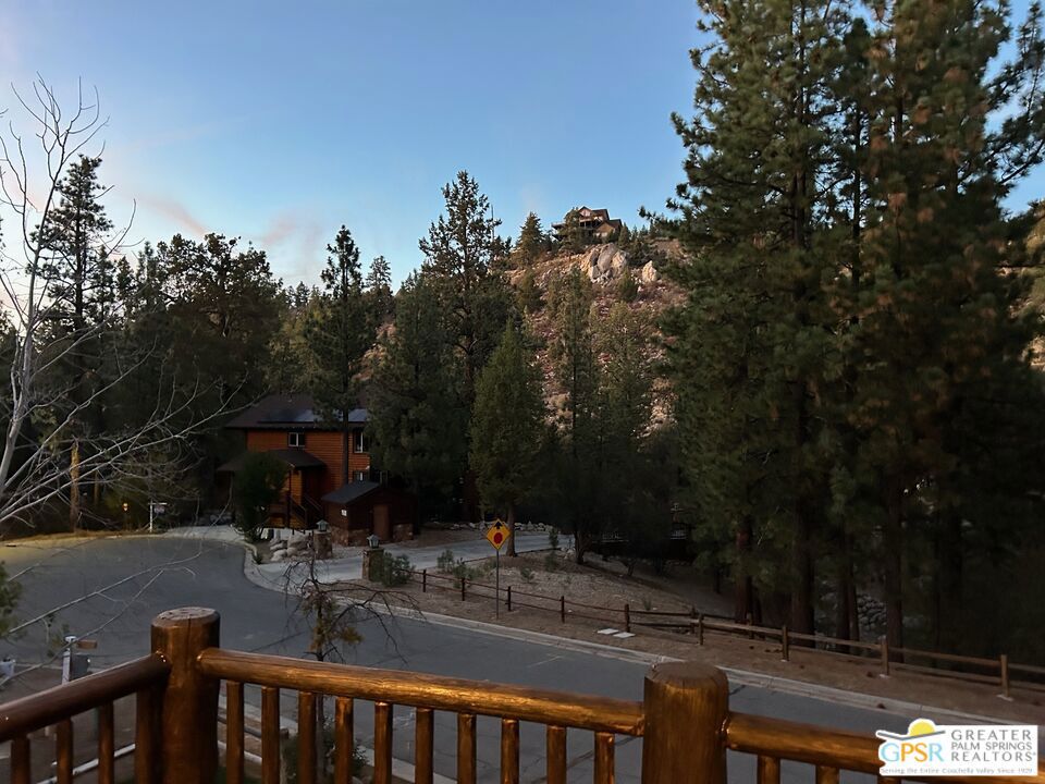 https://media.crmls.org/mediaz/8cc897d1-a078-4bb2-942b-c8e510373caa.jpg?preset=X-Large