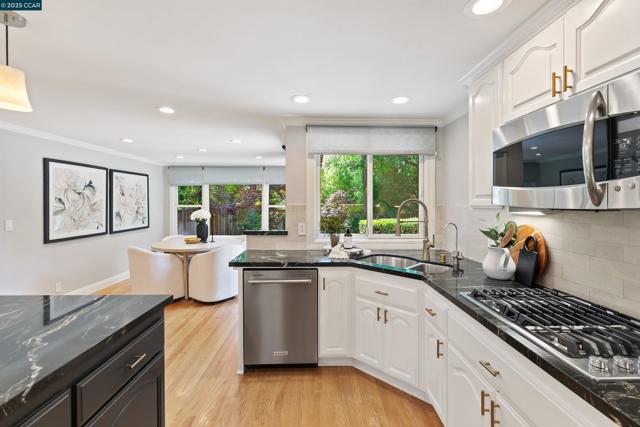 2140 Hidden Oak Dr, Danville CA: https://media.crmls.org/mediaz/8cc8d7ed-ec4e-4a43-b571-be3f7857181d.jpg