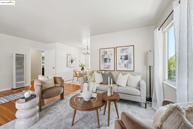 10601 Sheldon St, Oakland CA: https://media.crmls.org/mediaz/8ccaa66e-0744-4796-af7c-25b2a4e6702a.jpg