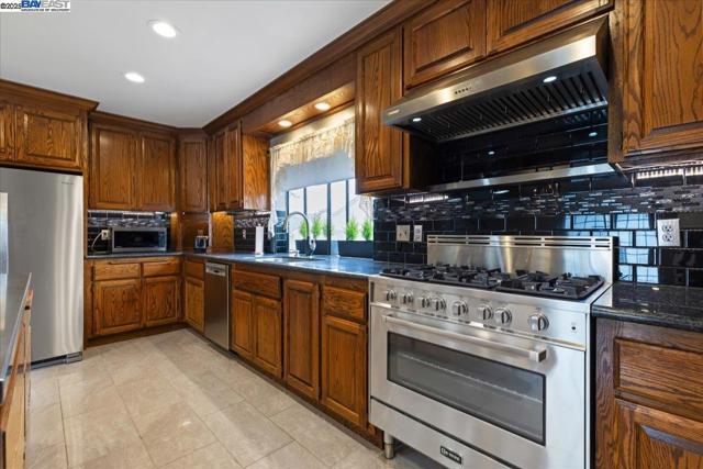 1672 Crescent Avenue, Castro Valley CA: https://media.crmls.org/mediaz/8ccaf045-3af4-46ec-a308-8285ad5b7ed3.jpg