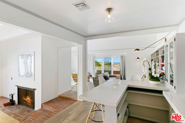 30830 Broad Beach Road, Malibu CA: https://media.crmls.org/mediaz/8ccc3433-3a79-4fb5-8175-0f1092bea76a.jpg