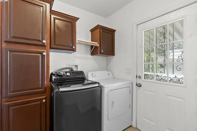 28147 Murcia st, Hayward CA: https://media.crmls.org/mediaz/8ccc9223-ff21-4f04-a969-9d0836b64a2b.jpg