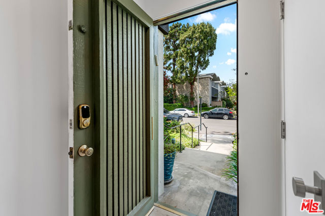 4801 La Villa Marina, Marina del Rey CA: https://media.crmls.org/mediaz/8ccd2265-f6f3-441c-be5b-edc912938dca.jpg