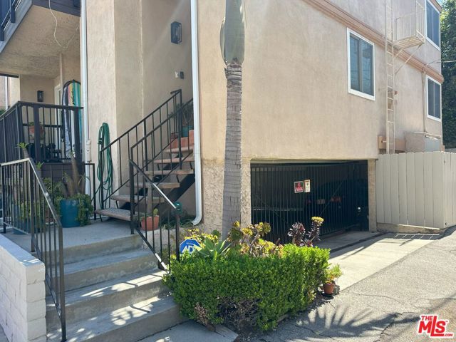 11662 Iowa Avenue, Los Angeles CA: https://media.crmls.org/mediaz/8cce15e0-619e-4800-a770-0ba3cf70247d.jpg