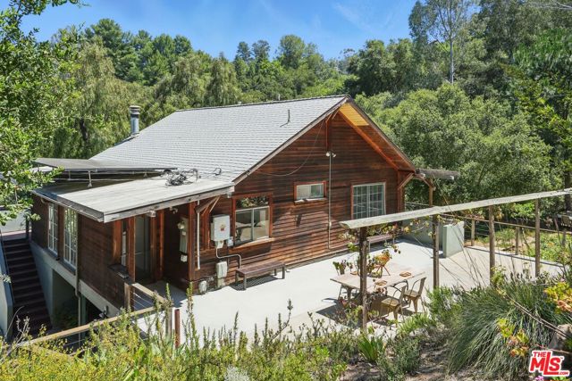 1527 Bainum Drive, Topanga CA: https://media.crmls.org/mediaz/8ccea102-1e5c-4eba-a8f3-423ed50b103e.jpg