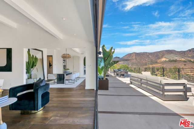 2960 LAKERIDGE Drive, Los Angeles CA: https://media.crmls.org/mediaz/8ccf15be-c32c-4b45-8499-ebc346f56364.jpg