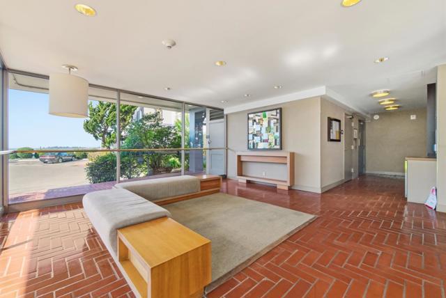 8 Commodore Drive, Emeryville CA: https://media.crmls.org/mediaz/8ccf3825-d55d-4826-a22a-a4b715a3cb28.jpg