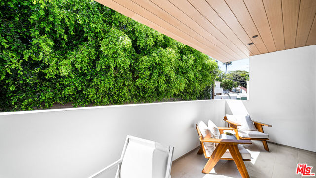 153 San Vicente Boulevard, Santa Monica CA: https://media.crmls.org/mediaz/8cd03139-0dd6-40dd-9e58-42e7b2737c46.jpg