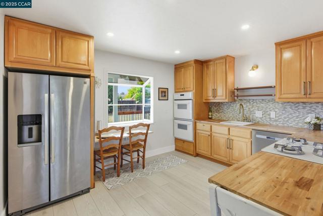 4108 Irene Dr, Martinez CA: https://media.crmls.org/mediaz/8cd05e0c-7092-4cd6-b048-9af124eae611.jpg