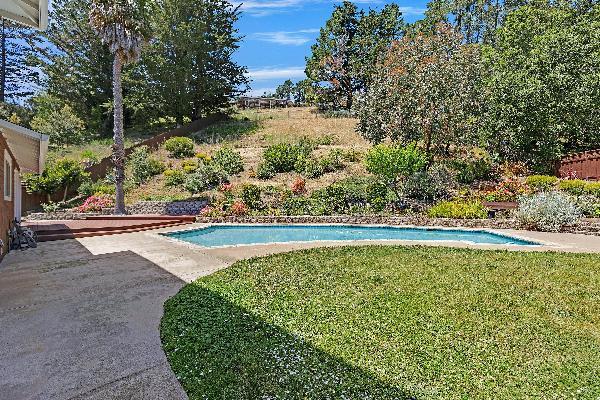 10 Banff Way, Pacifica CA: https://media.crmls.org/mediaz/8cd11854-4b50-4ff2-a9f5-7394bd038294.jpg