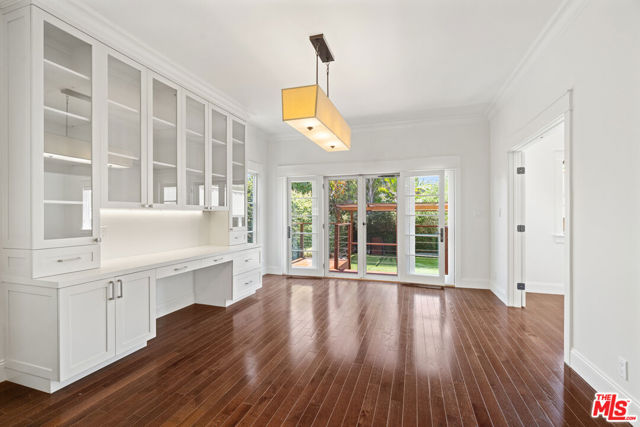 2347 Parnell Avenue, Los Angeles CA: https://media.crmls.org/mediaz/8cd2374f-50bf-4b4d-b96b-63df34651da1.jpg