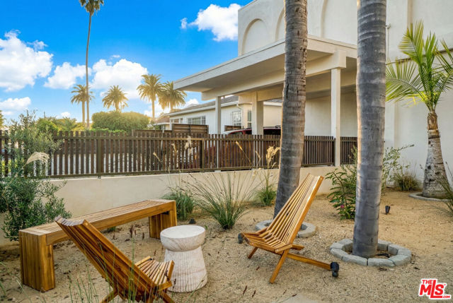 559 Sunset Avenue, Venice CA: https://media.crmls.org/mediaz/8cd32d17-22b7-4a61-9b83-a57ad52c3e56.jpg