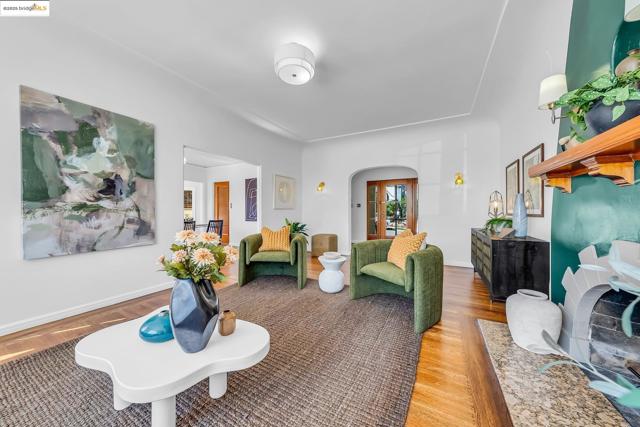 5605 Picardy Dr, Oakland CA: https://media.crmls.org/mediaz/8cd3c8ef-6215-43bb-9f23-ec3d4417504d.jpg