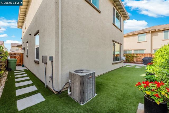 205 Goose Creek Ave, Brentwood CA: https://media.crmls.org/mediaz/8cd49adf-da09-4472-b6f0-bd57f529821a.jpg