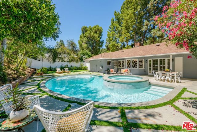 3856 Hayvenhurst Avenue, Encino CA: https://media.crmls.org/mediaz/8cd57060-3c0e-4446-9fac-8466c66400c4.jpg