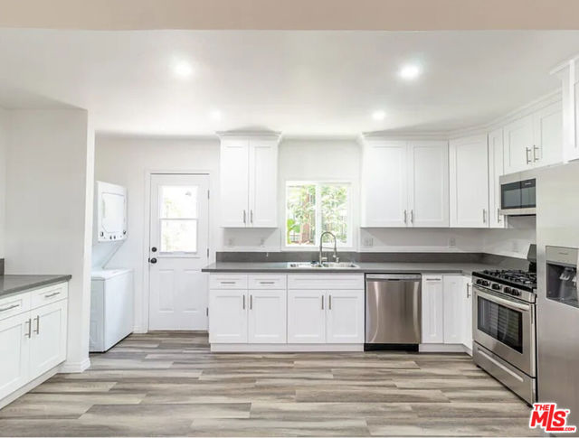 11629 1/2 Gateway Boulevard, West Los Angeles CA: https://media.crmls.org/mediaz/8cd5b4f4-84ac-405d-8da8-d344657b0c6e.jpg