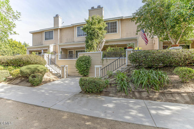 Detail Gallery Image 2 of 46 For 7046 De Celis Pl #2,  Van Nuys,  CA 91406 - 2 Beds | 3 Baths