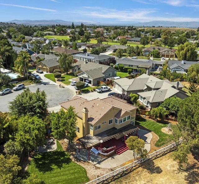 310 Bonnie Lane, Hollister CA: https://media.crmls.org/mediaz/8cd634ca-2d07-4fc5-b21d-5172939e5b6f.jpg