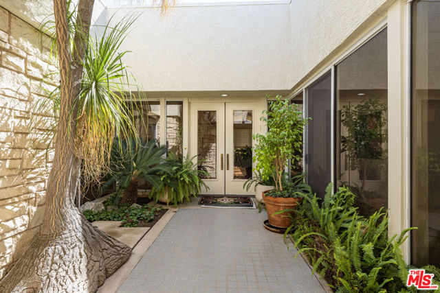 7 Churchill Lane, Rancho Mirage CA: https://media.crmls.org/mediaz/8cd7111a-2efd-49d7-9797-61d46d3f83f5.jpg
