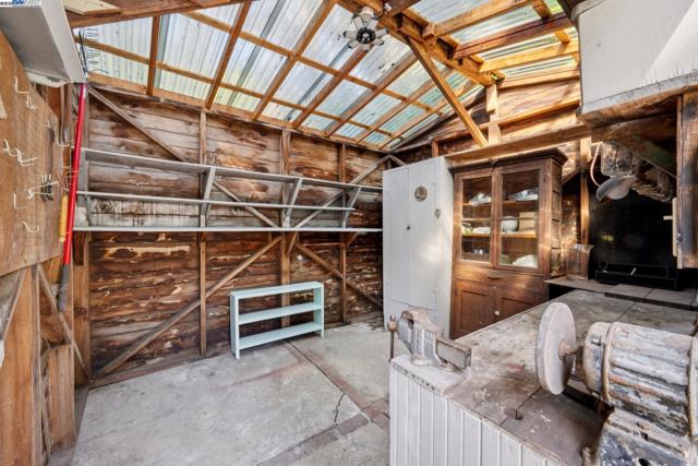 1658 Gouldin Rd, Oakland CA: https://media.crmls.org/mediaz/8cd72343-115b-4ed2-a5e7-e0112f79c4f1.jpg