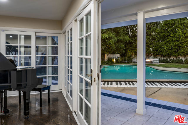 15405 Valley Vista Boulevard, Sherman Oaks CA: https://media.crmls.org/mediaz/8cd74632-d234-44fb-a53a-19c9c29a8dde.jpg