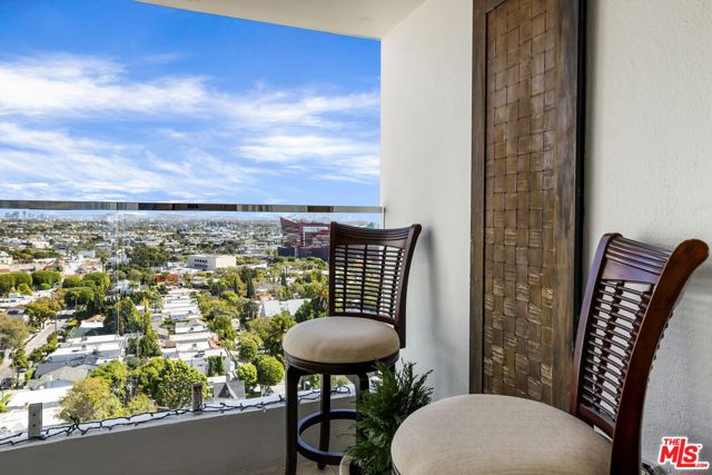 838 Doheny Drive, West Hollywood, California 90069, 1 Bedroom Bedrooms, ,1 BathroomBathrooms,Condominium,For Sale,Doheny,24404903