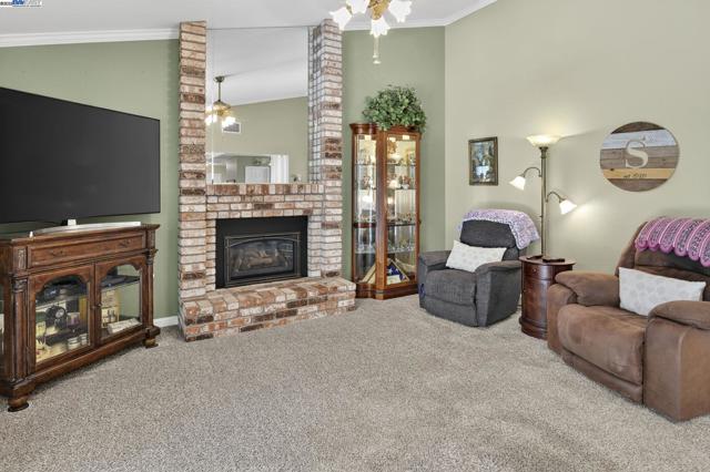 368 Beverly St, Livermore CA: https://media.crmls.org/mediaz/8cd871b7-8754-4563-ba6f-b23d2fe6e928.jpg