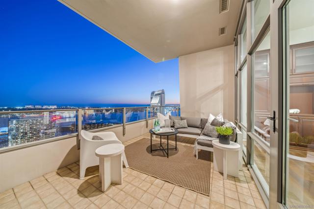550 Front St, San Diego CA: https://media.crmls.org/mediaz/8cd8b436-a5ce-436e-b9a9-95c5d7c9c72e.jpg