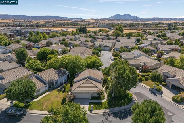 95 Goldspur Way, Brentwood CA: https://media.crmls.org/mediaz/8cd8c61e-2875-4c74-8337-27151201aa8a.jpg