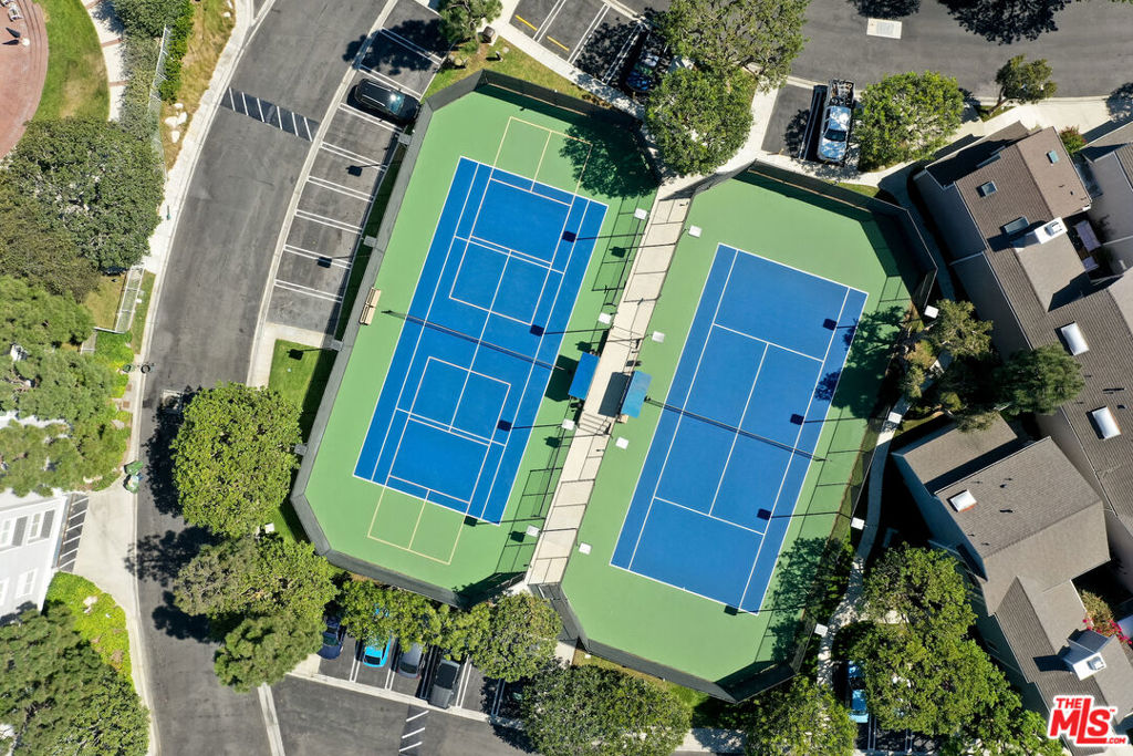 https://media.crmls.org/mediaz/8cd91ee4-a949-4580-9f76-3b8740035ce7.jpg?preset=X-Large