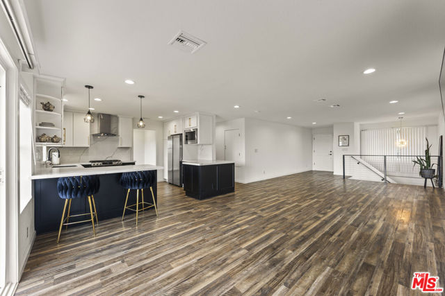 11621 Sunshine Terrace, Studio City CA: https://media.crmls.org/mediaz/8cda1f1e-5278-4090-9506-ddba5fd3a55b.jpg