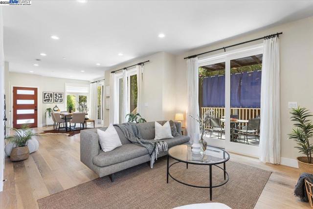 1002 Middle Ave, Menlo Park CA: https://media.crmls.org/mediaz/8cdbe5fc-1319-49bf-86cb-7b70dc519393.jpg