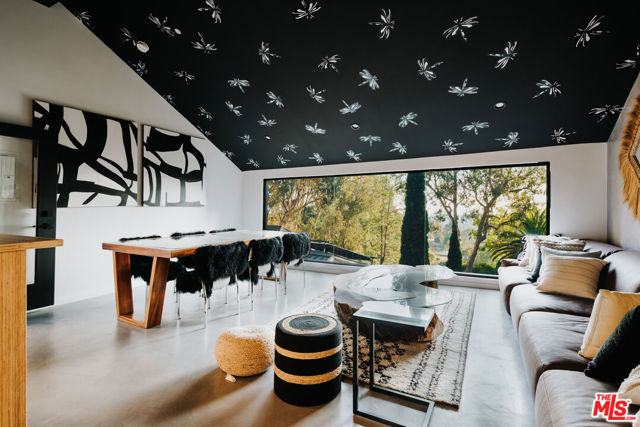 1509 Amalfi Drive, Pacific Palisades CA: https://media.crmls.org/mediaz/8cdc36f2-9f4e-487f-ad46-0f1d1f86f1a6.jpg