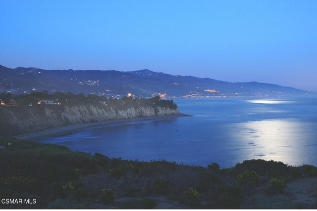6972 Grasswood Avenue, Malibu CA: https://media.crmls.org/mediaz/8cdc6681-d95a-4812-9e1e-fd5cdba35796.jpg