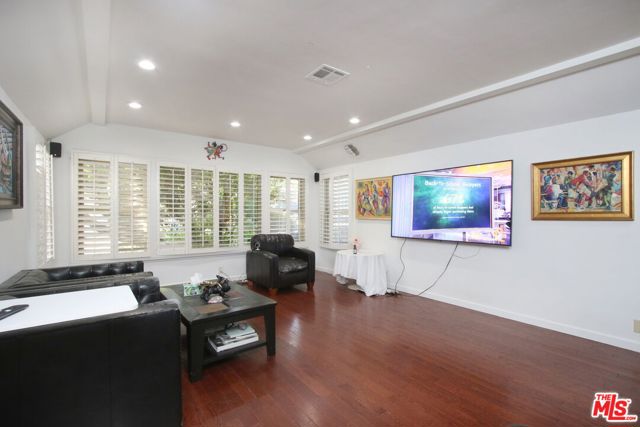 1807 Cochran Place, Los Angeles CA: https://media.crmls.org/mediaz/8cdda721-4bc0-4df4-8825-b1c006d48af9.jpg