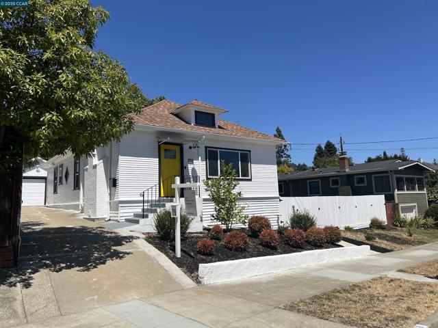 2718 Carmel St, Oakland CA: https://media.crmls.org/mediaz/8cde388e-a44b-4ef4-8482-70f641a09da0.jpg