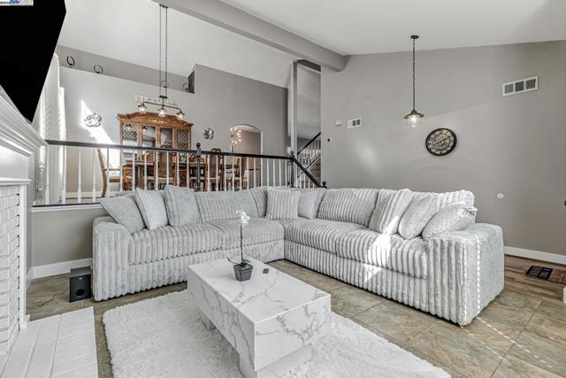 639 Eaker Ct, Antioch CA: https://media.crmls.org/mediaz/8cde5ab0-722d-4dda-8b37-d76229da2fda.jpg