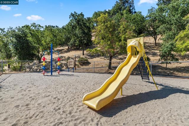 109 Bria Ct, Walnut Creek CA: https://media.crmls.org/mediaz/8cdf1a47-29d9-4abb-a3fc-57b2ac92578c.jpg