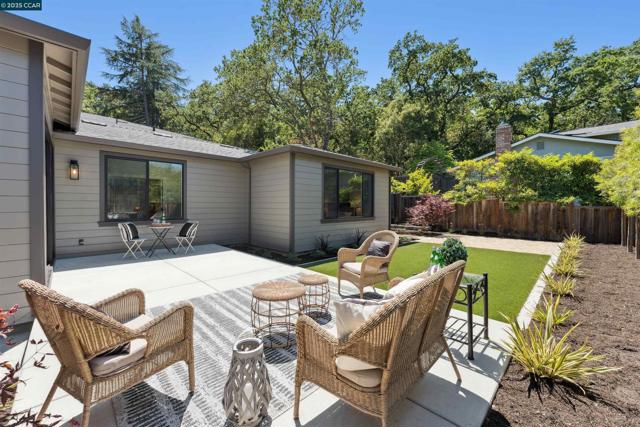 951 Yorkshire Ct, Lafayette CA: https://media.crmls.org/mediaz/8ce07f70-43e7-4606-9132-c2a5489b2645.jpg