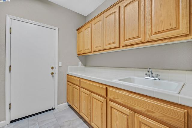 703 Seminole Ct, Discovery Bay CA: https://media.crmls.org/mediaz/8ce14279-e2c0-4c98-ac21-b993de35f6b8.jpg