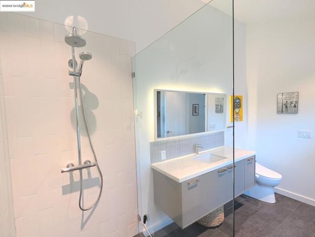 206 Donohoe ST, East Palo Alto CA: https://media.crmls.org/mediaz/8ce2075b-0544-4bd2-8b45-f9bfcd72fe48.jpg