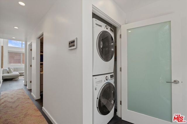 483 Carroll Canal Court, Venice CA: https://media.crmls.org/mediaz/8ce21b79-d642-47f5-ba18-39f170b8607a.jpg