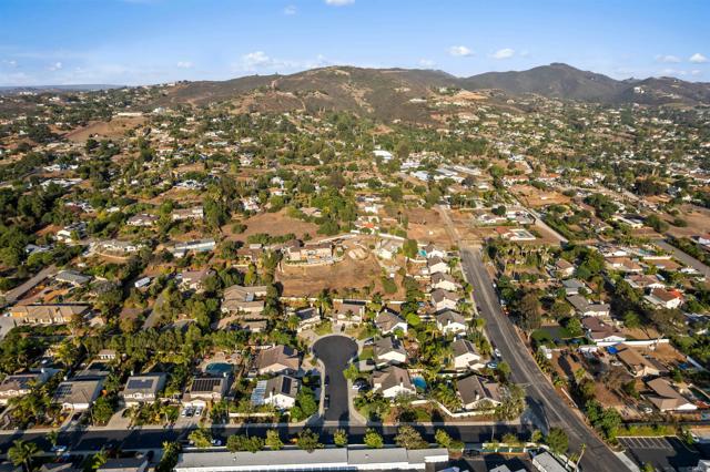 1312 Summer Ct, Vista CA: https://media.crmls.org/mediaz/8ce3d888-8905-4a29-87fa-a14c8101d5f5.jpg